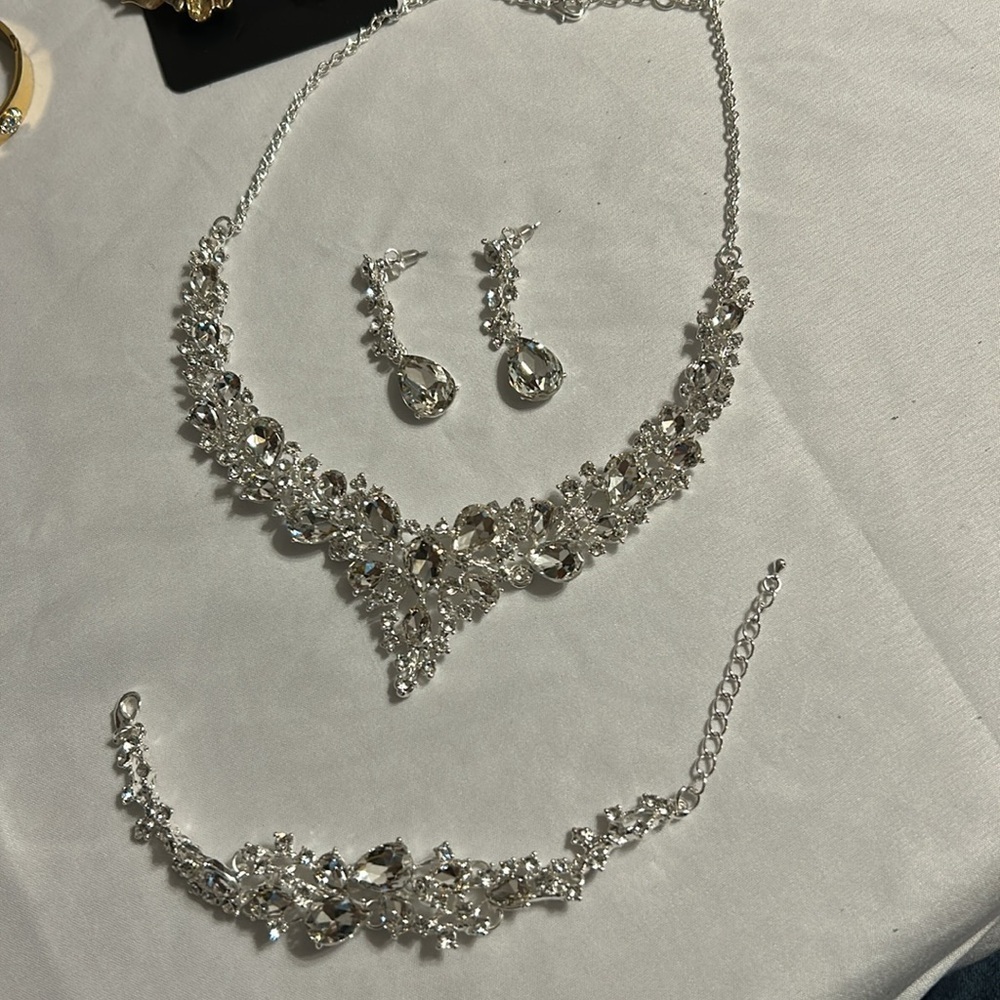 Elegant Gold and Silver Necklaces with Intricate Designs Lot #1 - Picture 2 of 6